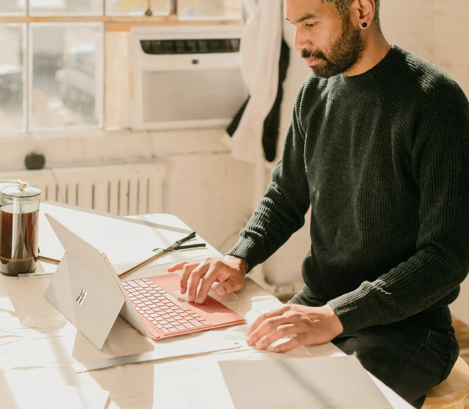 Image d'un homme entrain de travailler sur un ordinateur portable